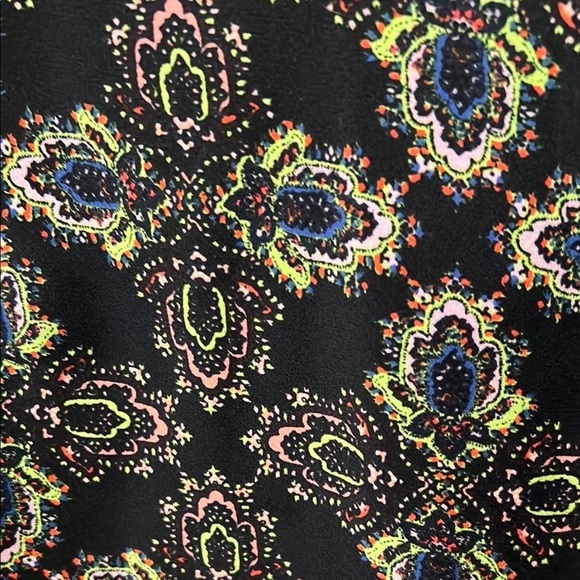 The Limited Graphic Black and Gray 3/4 Sleeve Blouse - Picture 4 of 12